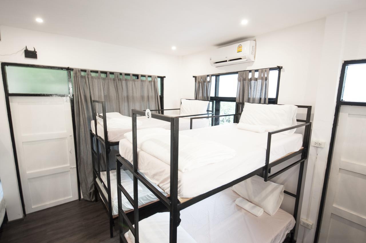 The Hidden House Hostel Bangkok Exterior photo